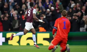 Aston Villa lợi dụng thói quen dâng cao của Neuer