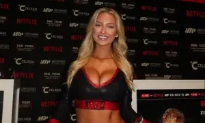 Ring-girl gây sốt ở trận Mike Tyson - Jake Paul